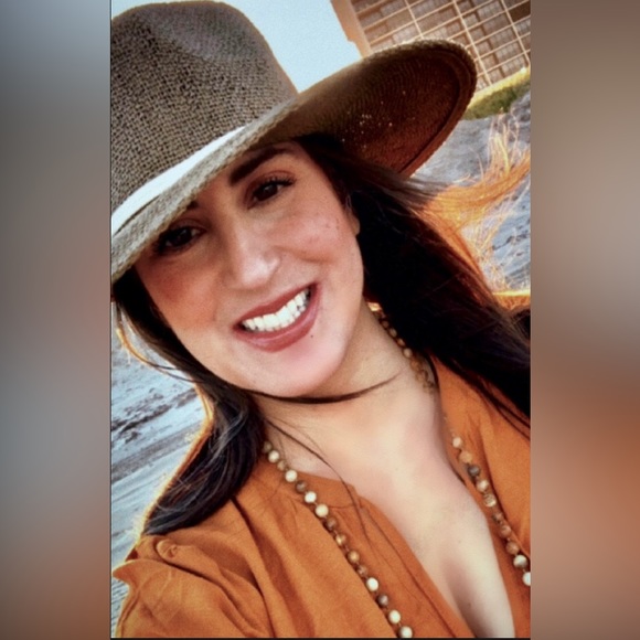 Meet your Posher, Sylvie Swan - Picture 2 of 2